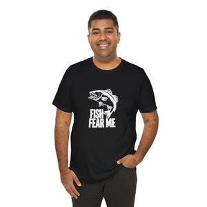 Camiseta unisex "Fish Fear Me" (Los peces me temen) con la Segunda Enmienda. Camiseta patriótica con la bandera estadounidense y la frase "Derechos de armas". Camiseta de pesca.