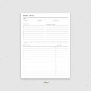 Pu&ograve; includere: Un planner di progetto stampabile in bianco e nero con sezioni per titolo, data di inizio, data di scadenza, data di completamento, pietre miliari, risorse e idee, passaggi d'azione e scadenza.