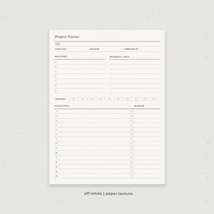 Pu&ograve; includere: Un planner di progetto stampabile con sezioni per titolo, data di inizio, data di scadenza, data di completamento, pietre miliari, risorse e idee, progresso, passaggi d'azione e scadenza. Il planner ha uno sfondo bianco con una sottile texture di carta.