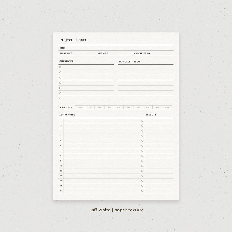 Pu&ograve; includere: Un planner di progetto stampabile con sezioni per titolo, data di inizio, data di scadenza, data di completamento, pietre miliari, risorse e idee, progresso, passaggi d'azione e scadenza. Il planner ha uno sfondo bianco con una sottile texture di carta.