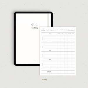Puede incluir: Un planificador digital blanco con una plantilla de registro de alimentos diario. La plantilla incluye columnas para comidas, calor&iacute;as, carbohidratos, grasas, prote&iacute;nas y az&uacute;car. El planificador tambi&eacute;n incluye un calendario para el a&ntilde;o.