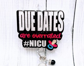 Peut inclure: Porte-badge noir et blanc avec un fond de paillettes noir et blanc. Le texte sur le porte-badge est "Due Dates are overrated #NICU". Un charme sucette rose et bleu est attaché au porte-badge.