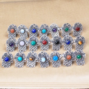 Lote de anéis de cristal Hamsa sortidos, anéis ajustáveis de liga de latão e sobreposição de prata Hamsa, anéis de Hamsa da mão de Fátima para joias femininas