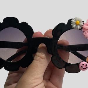 Peace and Smile sunnies