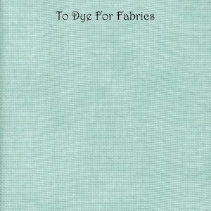 以下が含まれることがあります： 織り目のある薄い水色の生地。テキスト「Crystal Wave 14 ct Aida Zweigart」と「To Dye For Fabrics」が黒で印刷されています。さまざまな手芸プロジェクトに適しています。