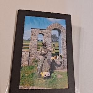 Estatua de Brígida - Pozo de Brígida n.º 2, Kildare, Irlanda: Tarjeta fotográfica de Tom Baurley
