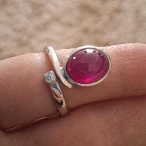 Anello a stella in oro bianco 18 carati con rubino: accenti di diamanti, misura 8.5