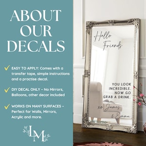 Op de afbeelding: Een hoge, rechthoekige spiegel met een sierlijke zilveren lijst en zwarte vinylstickers op het glas. De tekst luidt: Hello Friends, YOU LOOK INCREDIBLE. NOW GO GRAB A DRINK. xo James & Emma. Aan de linkerkant staat informatie over het aanbrengen van de stickers.