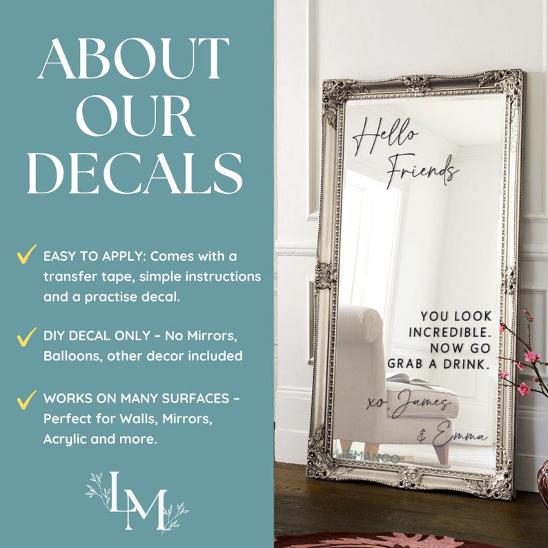 Op de afbeelding: Een hoge, rechthoekige spiegel met een sierlijke zilveren lijst en zwarte vinylstickers op het glas. De tekst luidt: Hello Friends, YOU LOOK INCREDIBLE. NOW GO GRAB A DRINK. xo James & Emma. Aan de linkerkant staat informatie over het aanbrengen van de stickers.