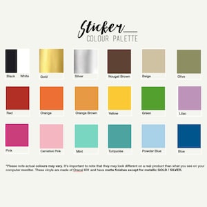 K&ouml;nnte beinhalten: Eine Farbpalette mit 18 verschiedenen Farben f&uuml;r Aufkleber. Die Farben sind in drei Reihen mit jeweils sechs Farben angeordnet. Die Farben umfassen Schwarz, Wei&szlig;, Gold, Silber, Nougatbraun, Beige, Oliv, Rot, Orange, Orangebraun, Gelb, Gr&uuml;n, Lila, Rosa, Karneolrosa, Minze, T&uuml;rkis, Puderblau und Blau. Der Text "Sticker Colour Palette" befindet sich oben auf der Farbpalette. Der Text "*Bitte beachten Sie, dass die tats&auml;chlichen Farben abweichen k&ouml;nnen. Es ist wichtig zu beachten, dass sie auf einem echten Produkt anders aussehen k&ouml;nnen als auf Ihrem Computermonitor. Diese Vinylfolien bestehen aus Oracal 631 und haben matte Oberfl&auml;chen, au&szlig;er bei Metallic GOLD / SILVER." befindet sich unten auf der Farbpalette.