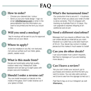 K&ouml;nnte beinhalten: FAQ zu benutzerdefinierten Aufklebern, einschlie&szlig;lich Informationen zu Bestellung, Bearbeitungszeit, Mockup-Anfragen, Anwendung, Materialien und dem Hinterlassen einer Bewertung. Der Text enth&auml;lt die E-Mail-Adresse info@liemanco.com und den Instagram-Handle @liemanco_.
