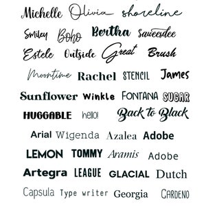 K&ouml;nnte beinhalten: Eine Liste von Schriftarten in verschiedenen Stilen, darunter Kursivschrift, Fettdruck und Blockbuchstaben. Die Schriftarten umfassen Rosie, Quincho, Sunday, Denise, Michelle, Olivia, Shoreline, Smiley, Boho, Bertha, Saweesdee, Estele, Outside, Great, Brush, Moontime, Rachel, STENCIL, James, Sunflower, Winkle, FONTANA, SUGAR, HUGGABLE, hello!, Back to Black, Arial, Wigenda, Azalea, Adobe, LEMON, TOMMY, Aramis, Adobe, Artegra, LEAGUE, GLACIAL, Dutch, Capsula, Type writer, Georgia, CARDENO, CAR LOCK, BODONI, STENCIL, Comic, Franklin, koliko und Marker.