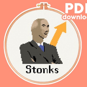 Puede incluir: Un patrón de punto de cruz de un hombre calvo con traje y una flecha amarilla apuntando hacia arriba detrás de él. El texto "stonks" está debajo del hombre.