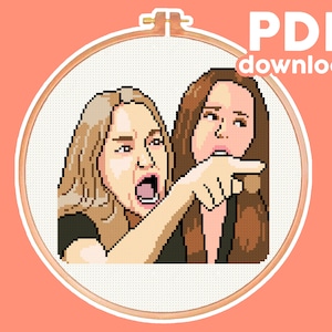 Peut inclure: Modèle de point de croix du mème "Femme criant sur un chat". Le motif représente deux femmes, l'une avec des cheveux bruns et une chemise noire, criant sur l'autre femme avec des cheveux blonds. La femme aux cheveux blonds pointe du doigt la femme aux cheveux bruns.