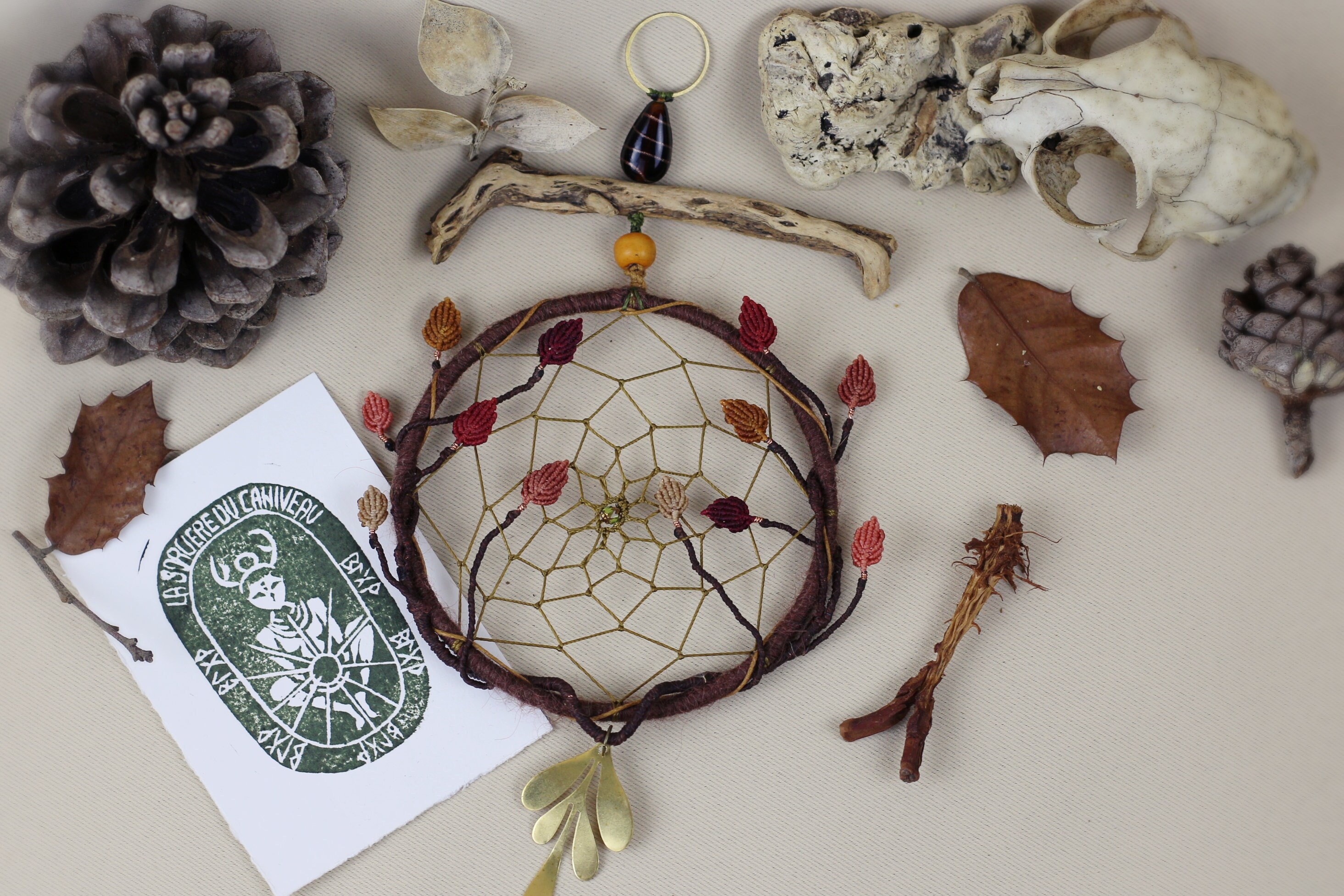 Ornement Mural Automnal Fait Main en Micro Macramé Attrape Rêve Bois et Feuilles