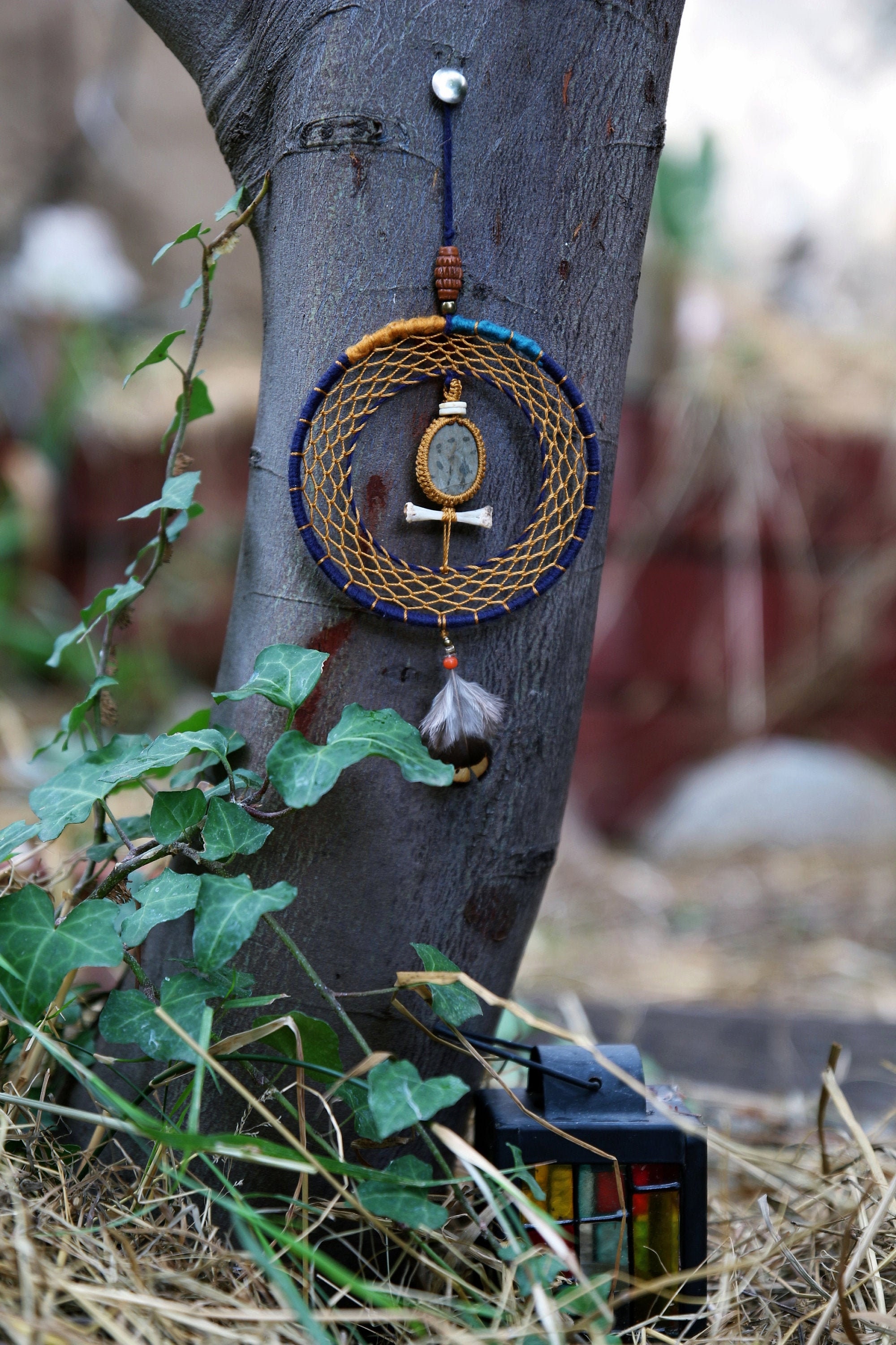 Grigri d'automne Mabon à Suspendre Fait Main Attrape-Rêve Galet Naturel Serti Os et Plume