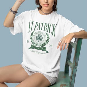 vintage Université Saint-Patrick PNG SVG | Logo de l'université irlandaise | Design du département de sport Shamrock | Emblème de sport rétro | Impression irlandaise porte-bonheur