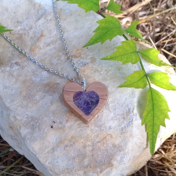 Pendentif coeur en bois et pierre semi précieuse, collier en chêne et améthyste, bijoux bois.