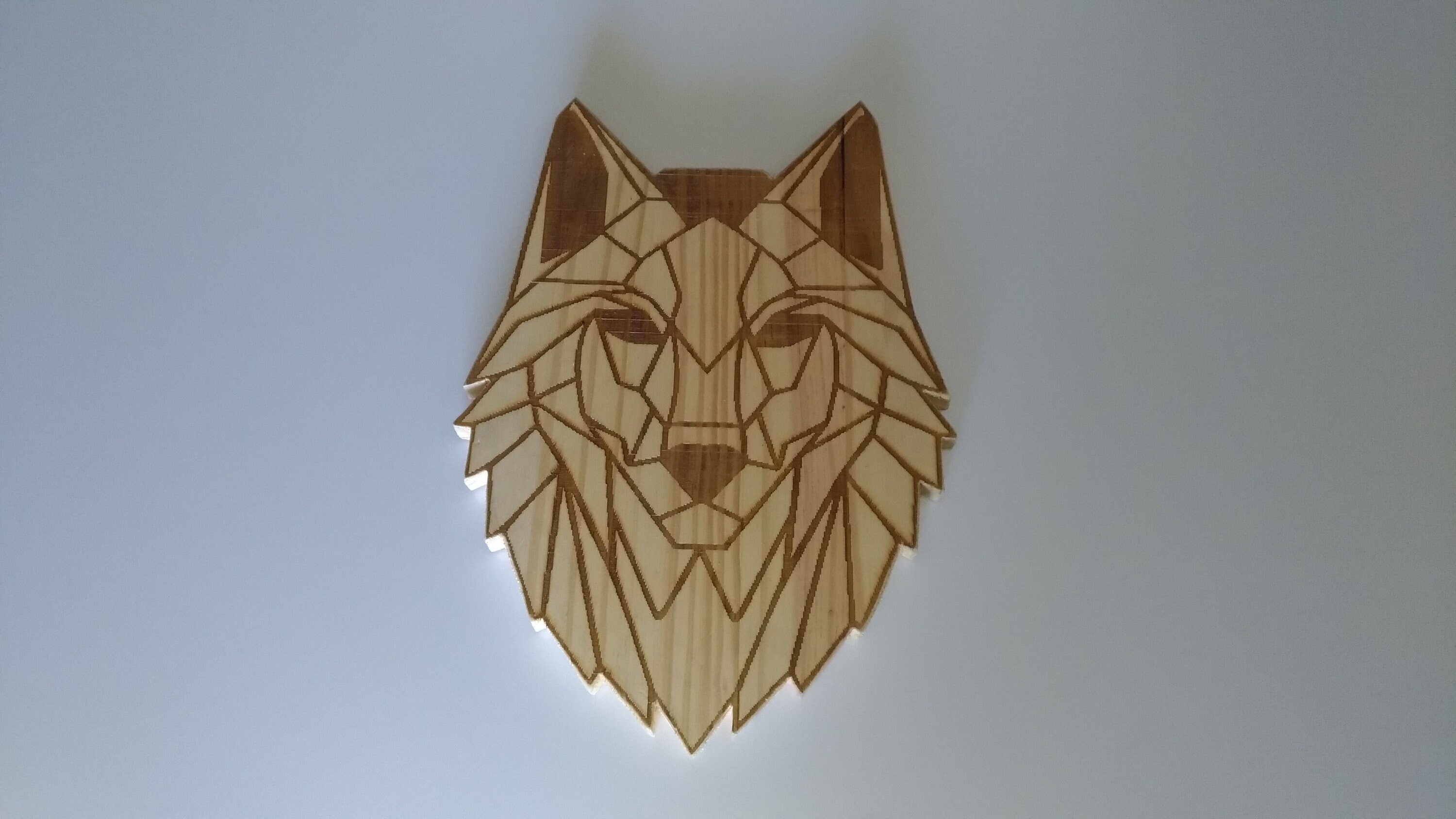 Gravure Décorative Loup, Décoration Loup en Bois, Gravure Laser sur Bois.