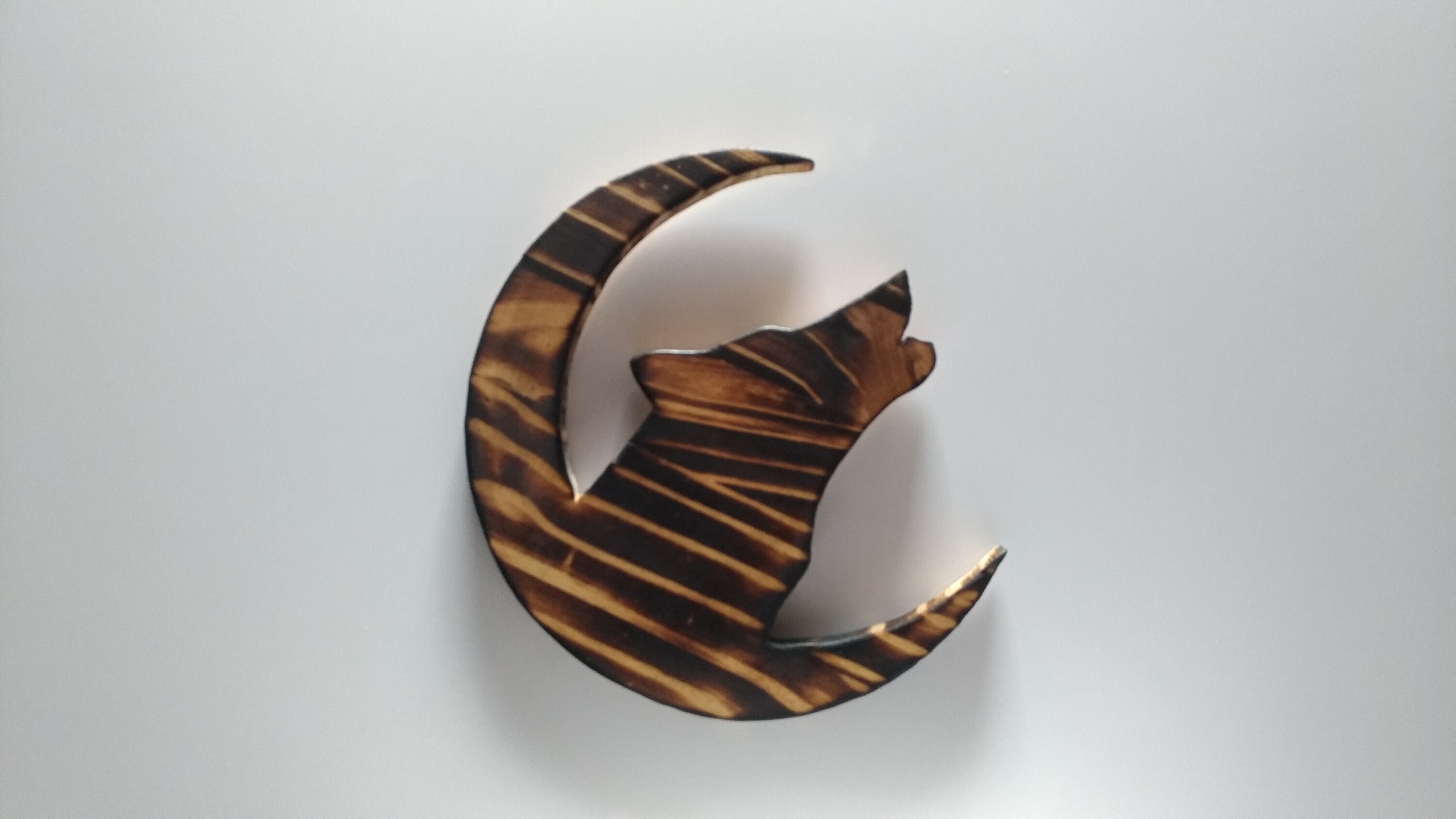 Silhouette de Loup en Bois Brulé, Hurlant à La Lune, Décoration Murale Bois.