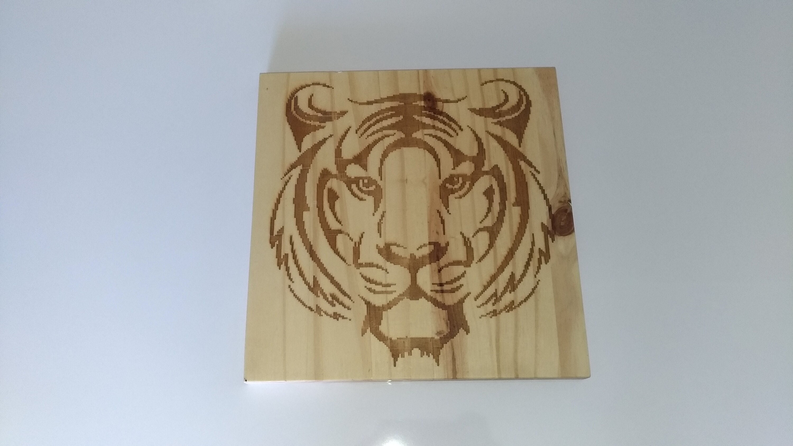 Gravure Décorative Tigre, Décoration Tigre en Bois, Gravure Laser sur Bois.