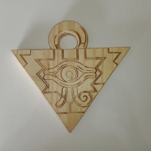 Gravure triangle du millénium Yu-Gi-Oh.