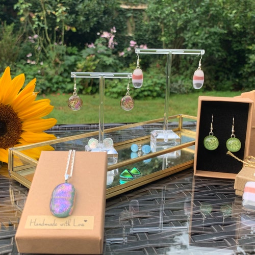 Boucles D'oreilles Pendantes étoiles En Verre Irisée - Vert Et Rose - Occasion Bon état