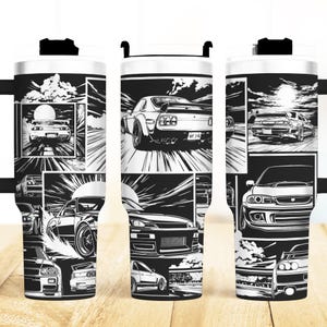 Puede incluir: Un vaso de acero inoxidable con un diseño en blanco y negro estilo manga de varios coches deportivos. La obra de arte incluye líneas de velocidad dinámicas, rayos de sol e ilustraciones detalladas de coches, creando una estética de alta energía. El vaso tiene una tapa negra.