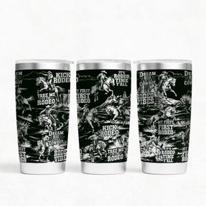 以下が含まれることがあります： 黒と白のロデオをテーマにしたデザインのステンレス鋼タンブラー3個セット。各タンブラーには、カウボーイが馬に乗っているイラストが描かれており、「Kick Rodeo」、「Take Me to the Rodeo」、「Dream Big Little Cowboy」などのテキストが含まれています。