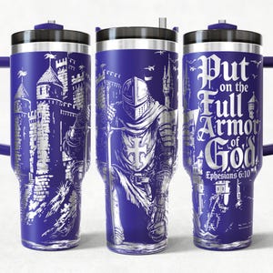 Peut inclure: Ensemble de trois mugs de voyage en acier inoxydable bleu. Chaque mug présente une illustration argentée d'un chevalier médiéval, d'un château et le texte "Put on the Full Armor of God" d'Éphésiens 6:10.