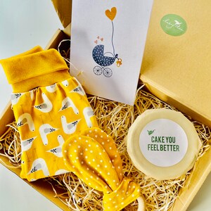 Caja de regalo de nacimiento: Individual, hecha a mano y personalizada. Caja "Gaviota Amarilla" con pantalón, juguete para agarrar, pastel + tarjeta de felicitación