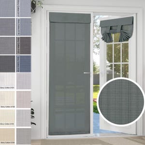 Pode incluir: Uma porta cinzenta com uma cortina de véu cinzenta e uma cornija cinzenta. A cortina é feita de um tecido texturizado. A porta está aberta e você pode ver uma árvore verde através da janela.