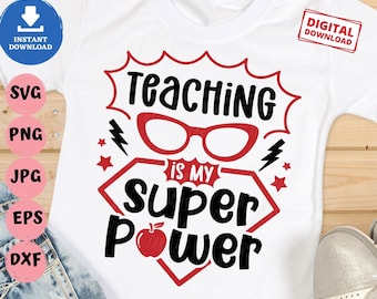 Puede incluir: Diseño gráfico rojo y negro con el texto "Enseñar es mi superpoder" en una camiseta blanca. El gráfico incluye una capa de superhéroe roja, gafas y una manzana roja.