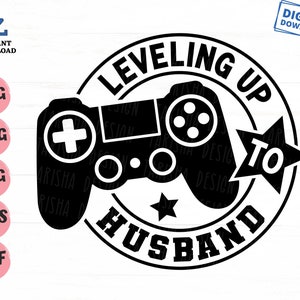 Può includere: Grafica in bianco e nero di un controller per videogiochi con il testo "Leveling Up To Husband" in un cerchio attorno.