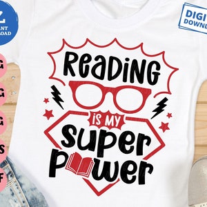 Op de afbeelding: Rood en zwart grafisch ontwerp met de tekst "Reading is my superpower" in een superheldenstijl lettertype. Het ontwerp bevat een rood brilletje en een boek.