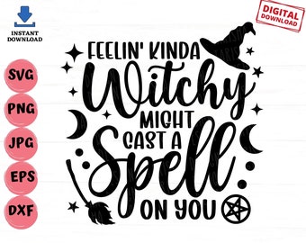 Puede incluir: Diseño gráfico en blanco y negro con el texto "Feelin' Kinda Witchy Might Cast A Spell: On You" con un sombrero de bruja, estrellas, lunas y un pentagrama.