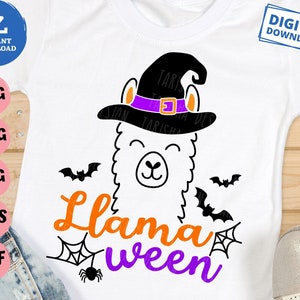 Puede incluir: Una camiseta blanca con una ilustración en blanco y negro de una llama con un sombrero de bruja. El texto "Llama Ween" está escrito en letras naranjas y moradas debajo de la llama.