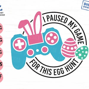 Könnte beinhalten: Ein blauer und rosa Videospiel-Controller mit Hasenohren, umgeben von einem schwarzen Kreis mit dem Text "Ich habe mein Spiel für diese Eierjagd pausiert". Zwei Ostereier, eines rosa und weiß gestreift und eines grün mit weißen Sternen, befinden sich auf der rechten Seite des Kreises.