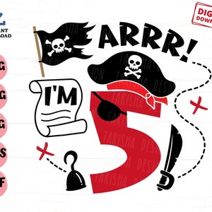 Op de afbeelding: Een rood nummer vijf met een zwart ooglapje en een piratenhoed met een schedel en gekruiste beenderen. De tekst "ARRR!" staat boven het nummer en "I'M" staat op een rol. Er zijn ook een piratenhaak, een zwaard en een schatkaart met een X.