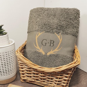 Personalized towel with name/initials | Embroidered guest towel, bath towel, or bath towel in deer design | Gift for him & her