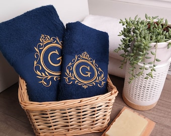 Gepersonaliseerde handdoek met initialen | Geborduurde gastenhanddoek, douchehanddoek, badhanddoek in een elegant koninklijk design | Cadeau voor hem & haar