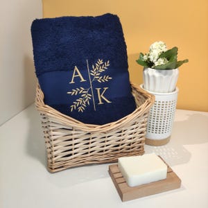 Personalized towel with initials | Embroidered guest towel, bath towel, or bath towel in a floral design | Gift for him & her