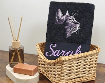 Geborduurde kattenhanddoek met naam | Gepersonaliseerd cadeau voor dames | Badhanddoek voor meisjes met fluwelen pootjes | Gastendoekje met roze borduursel