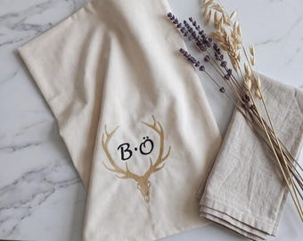 Personalized organic cotton tea towel | Kitchen towel with deer skull & antlers | Gift for hunters, weddings, housewarmings | Country-style kitchen decor