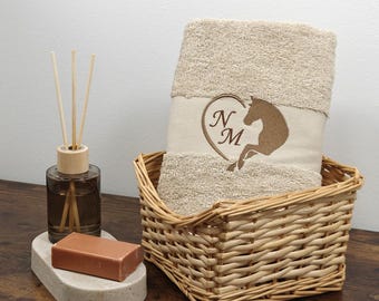 Gepersonaliseerde handdoek met naam/initialen | Geborduurde gastenhanddoek, douchehanddoek, badhanddoek met paardenmotief en hartje | Cadeau voor paardenliefhebbers