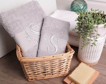 Geborduurde handdoek met initialen | Gepersonaliseerde badhanddoek met bloemen | Elegante natuurpatches | Cadeau voor bruiloft, verjaardag, Moederdag