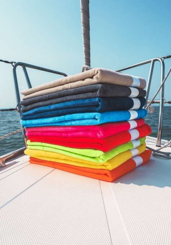 Schnoschi Asciugamano con nome o testo desiderato ricamato, telo doccia personalizzato, asciugamano da bagno personalizzato, asciugamano da sauna o ospite con iniziali, 100% cotone, 70 x 140 cm, rosso
