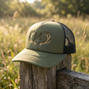 Trucker Cap Hirsch Geweih Bestickt mit Initialen oder Namen | Nachhaltiges Jagd Geschenk für Ihn | Basecap Männer Grüne Mütze