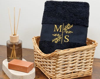 Gepersonaliseerde handdoek met initialen | Geborduurde gastendoek, badhanddoek of badhanddoek met bloemenmotief | Cadeau voor hem & haar | Bruiloft