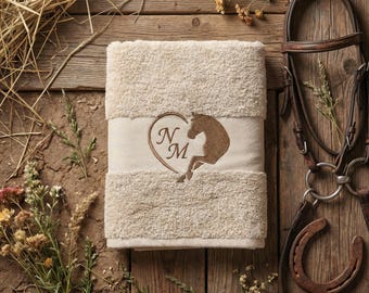 Personalized towel with name/initials | Embroidered guest towel, shower towel, bath towel in a horse design with heart | Gift for equestrians
